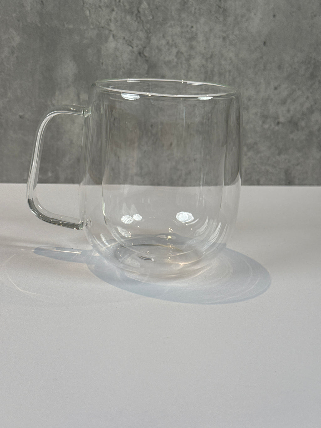 Doppelwandige Tasse mit Griff