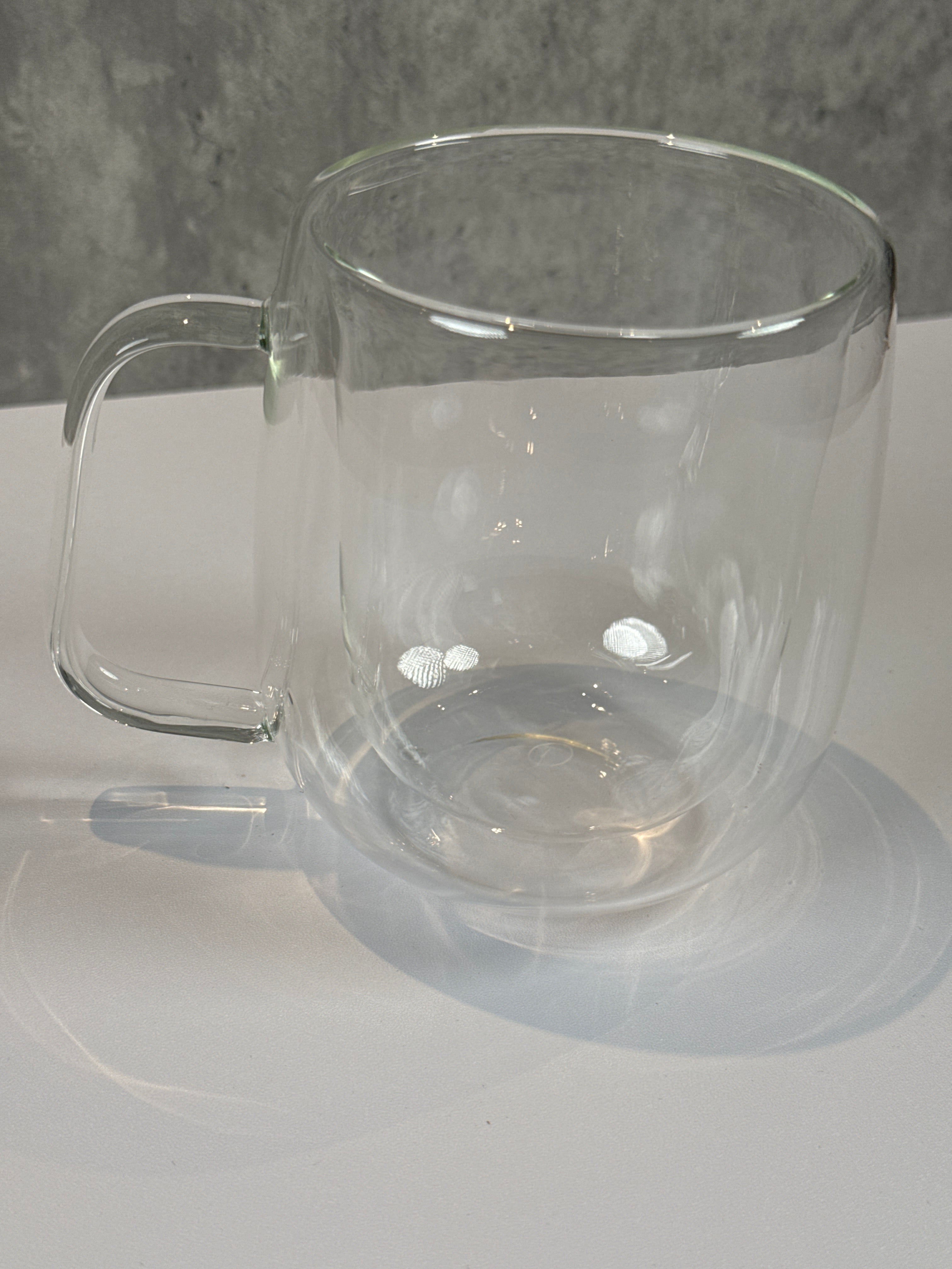 Doppelwandige Tasse mit Griff