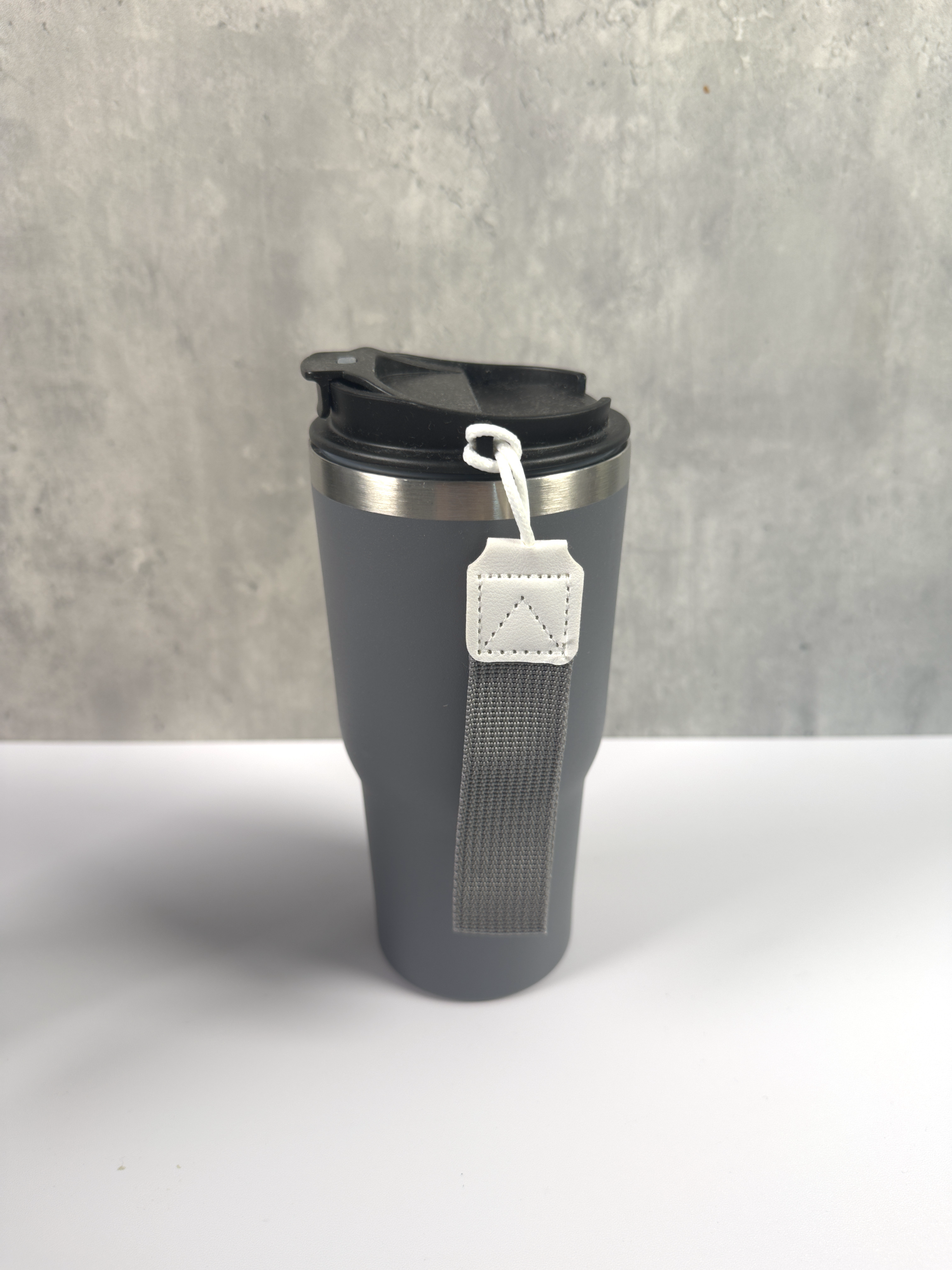 Isolierter Thermobecher aus Edelstahl mit Trageschlaufe