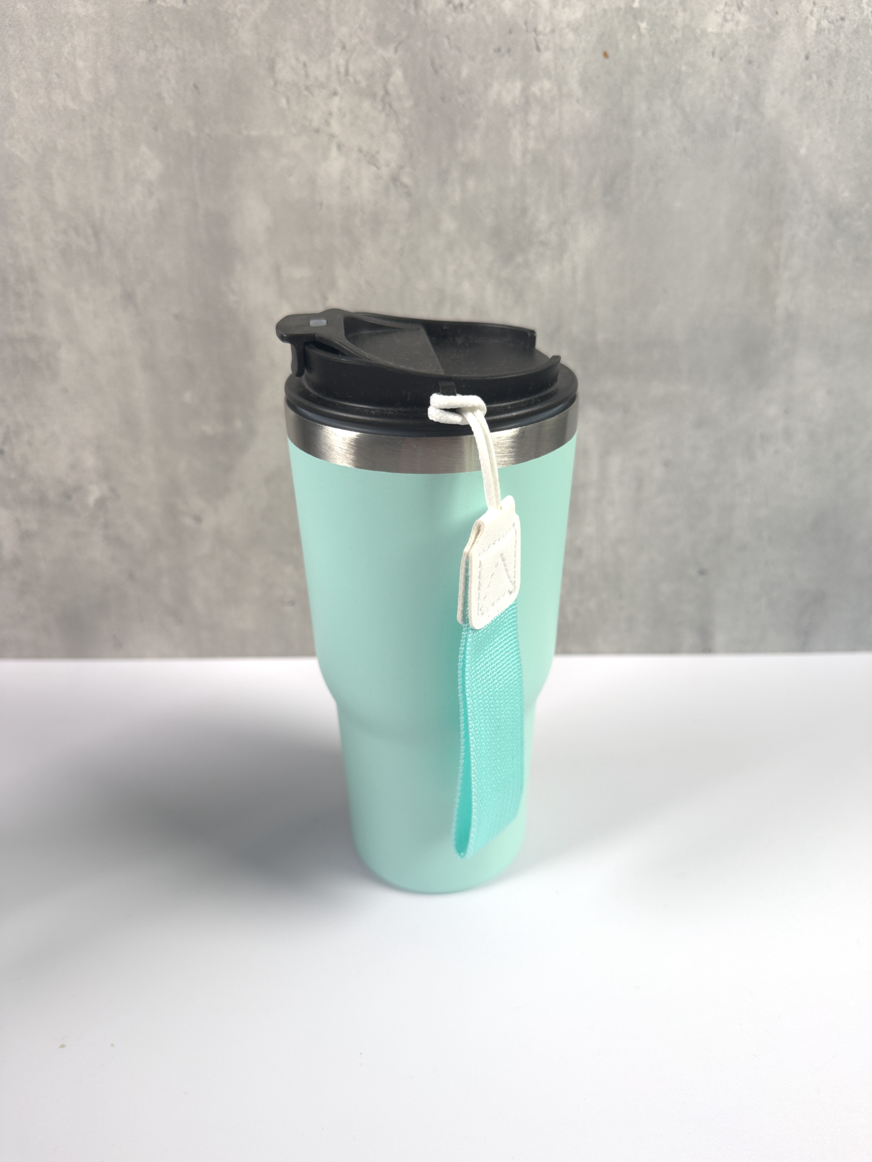 Isolierter Thermobecher aus Edelstahl mit Trageschlaufe